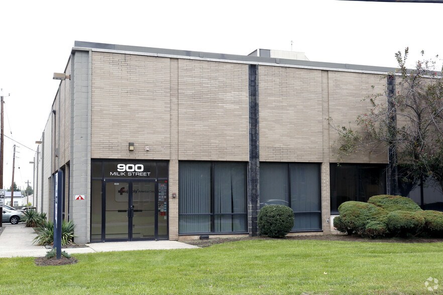 More Photos Of 900 Milik St, Carteret Warehouse For Lease