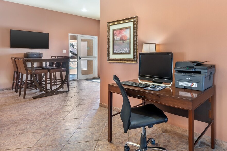 More Photos Of 244 Dos Rios Dr, Junction Hotel For Sale