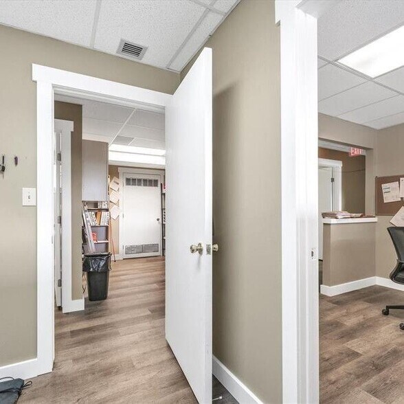 More Photos Of 25400-25430 Goddard Rd, Taylor Medical For Sale