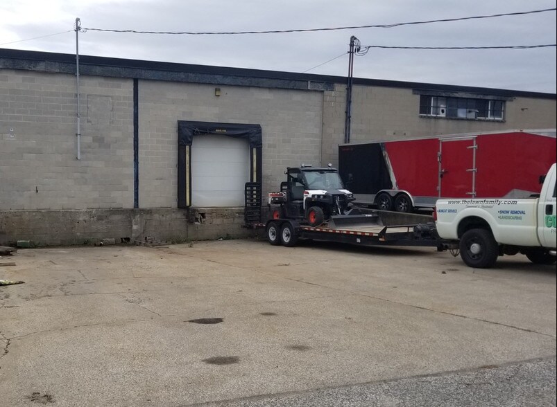 More Photos Of 2556-2664 Central Ave, Windsor Warehouse For Lease