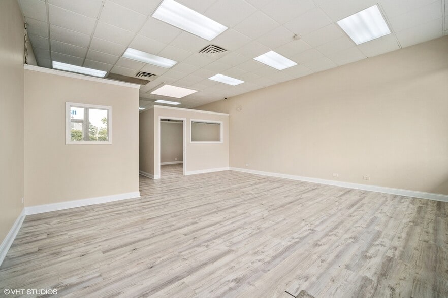 More Photos Of 1511 E Oakton St, Des Plaines Storefront For Lease