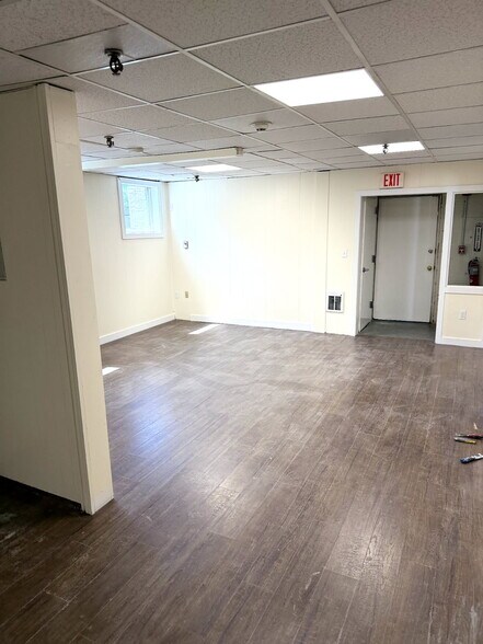More Photos Of 122 E Railroad Ave, West Haverstraw Showroom For Lease