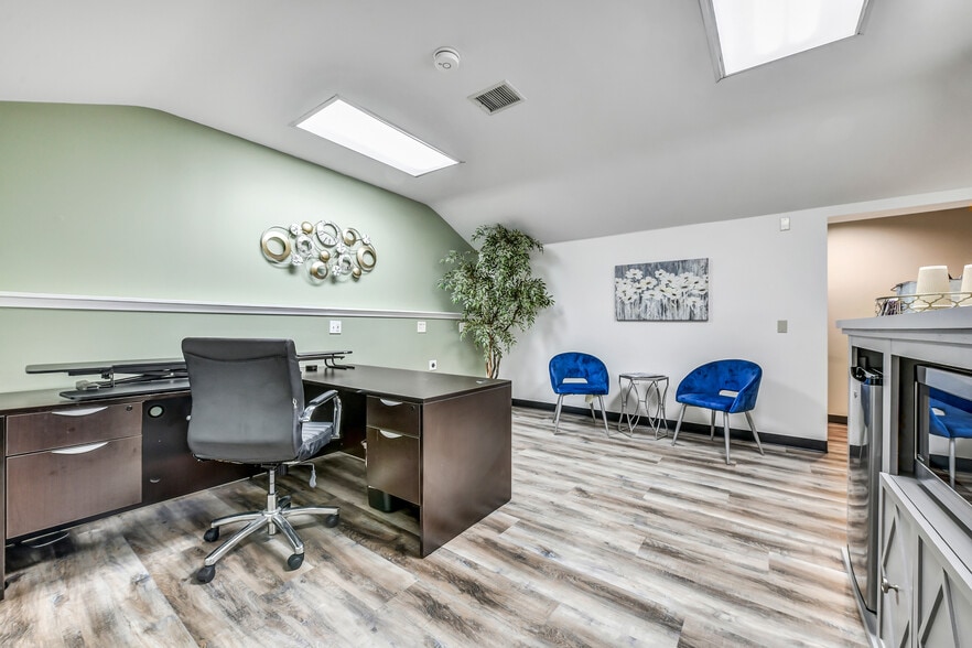 More Photos Of 2401 Parkwood Ave, Friendswood Office For Sale