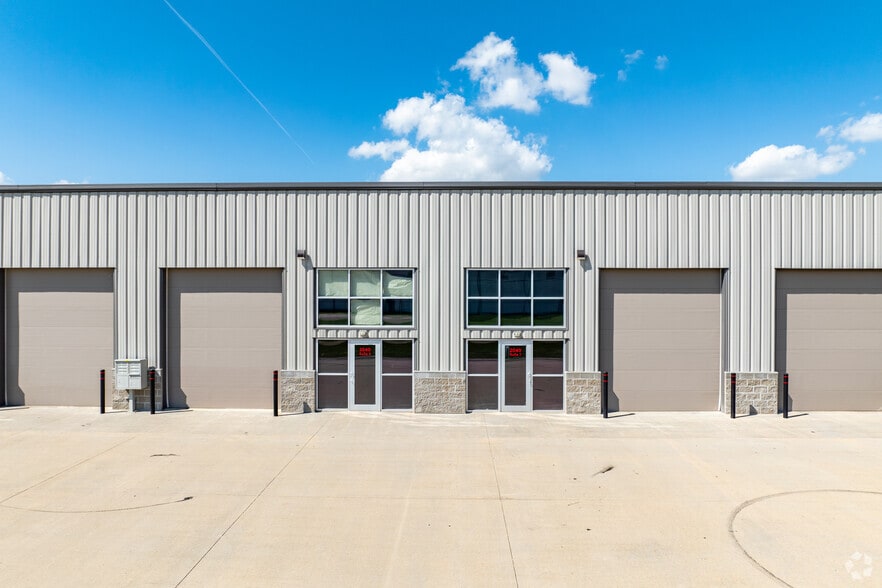 More Photos Of 2040 SW 5th St, Lincoln Distribution For Lease