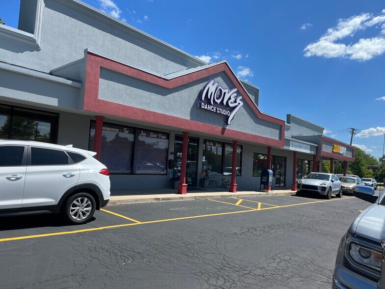 More Photos Of 921-925 E Roosevelt Rd, Wheaton Storefront For Lease