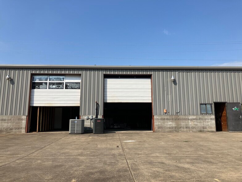 More Photos Of 1440 32nd St, Springfield Industrial For Sale