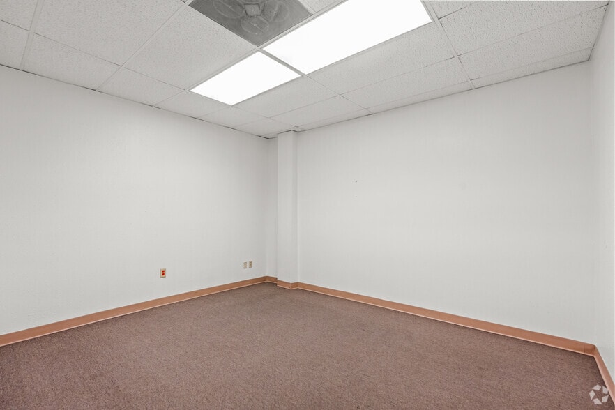 More Photos Of 1205 W Carrier Pky, Grand Prairie Unknown For Lease