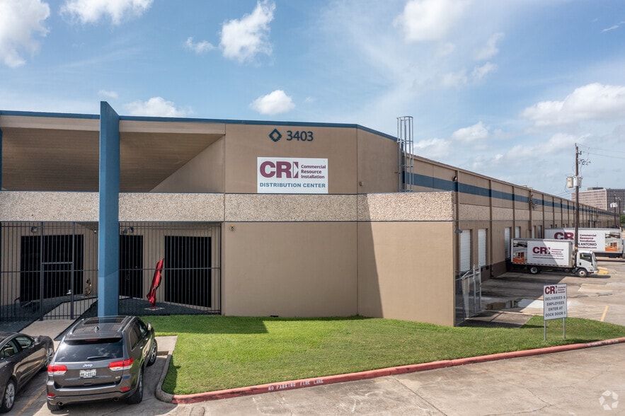 More Photos Of 3401 Navigation Blvd, Houston Distribution For Lease