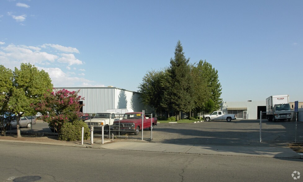 More Photos Of 5629 E Westover Ave, Fresno Warehouse For Lease