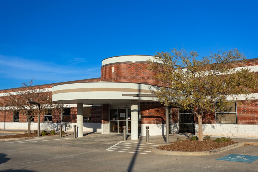 More Photos Of 701 E Robinson St, Norman Medical For Sale