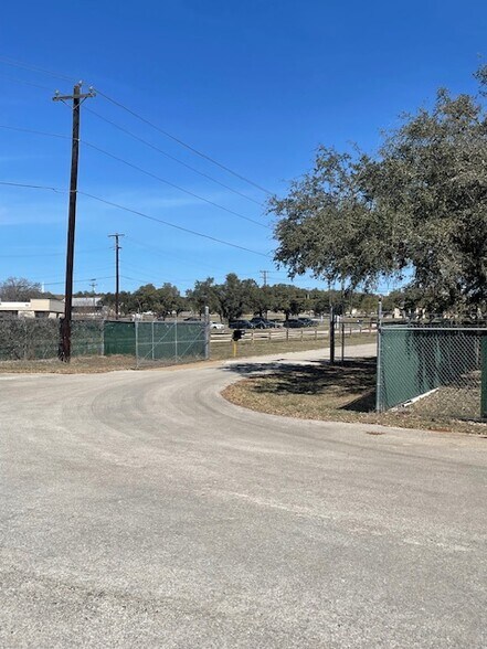 More Photos Of 1451 US-290, Dripping Springs Flex For Lease