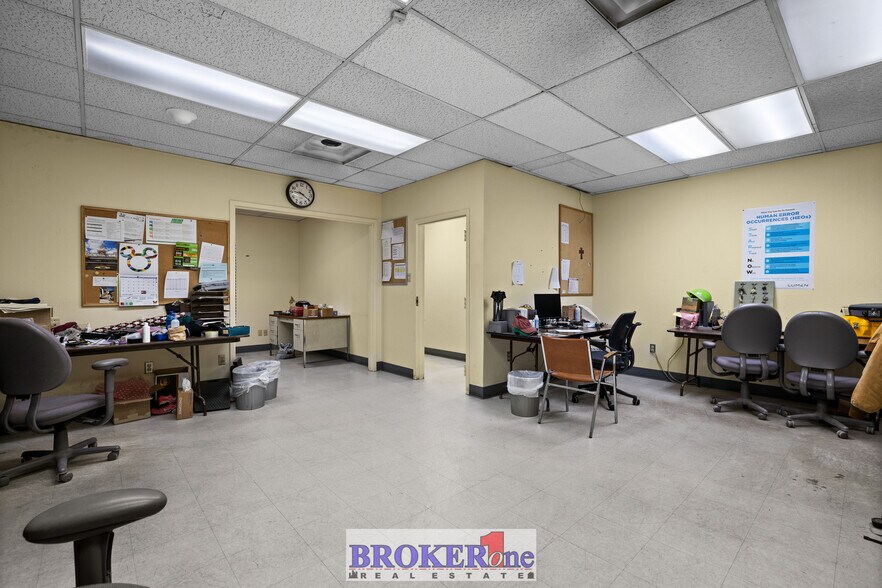 More Photos Of 300 N Walsh Dr, Casper Warehouse For Lease