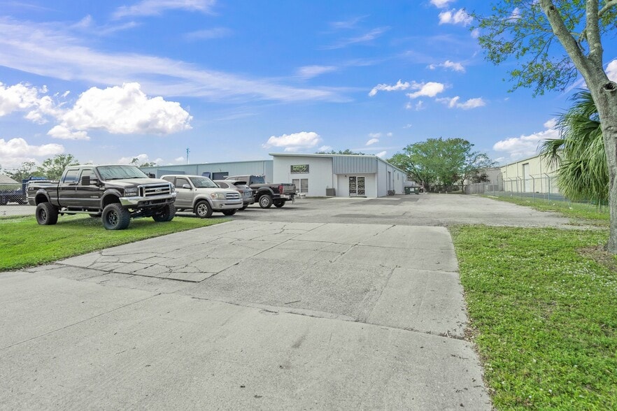 More Photos Of 4540 Northgate Ct, Sarasota Warehouse For Sale