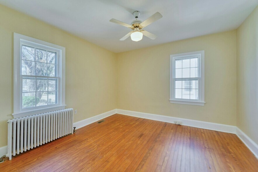 More Photos Of 121 N Hatcher Ave, Purcellville Office For Sale