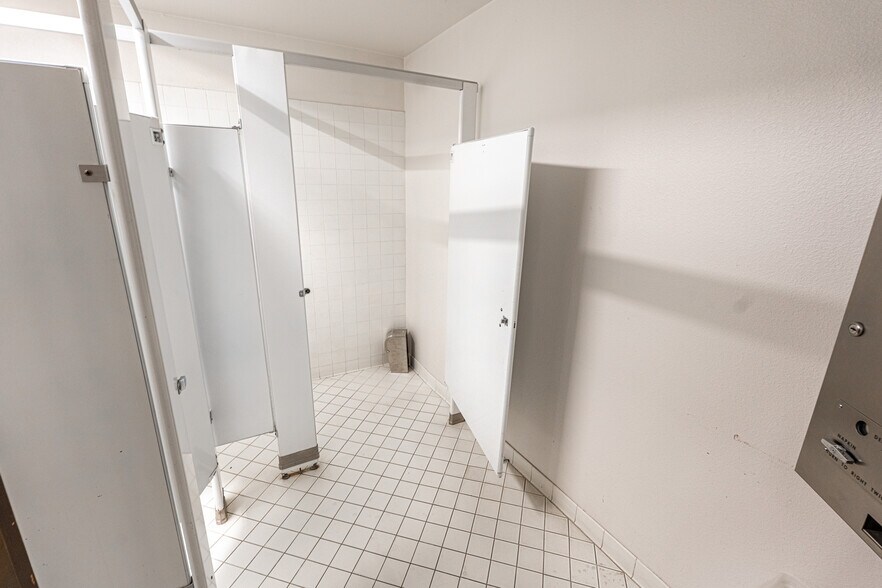 More Photos Of 2495 Lakeshore Dr, Lake Elsinore Bank For Sale