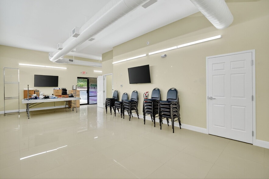 More Photos Of 260-268 Mohawk Rd, Clermont Medical For Lease