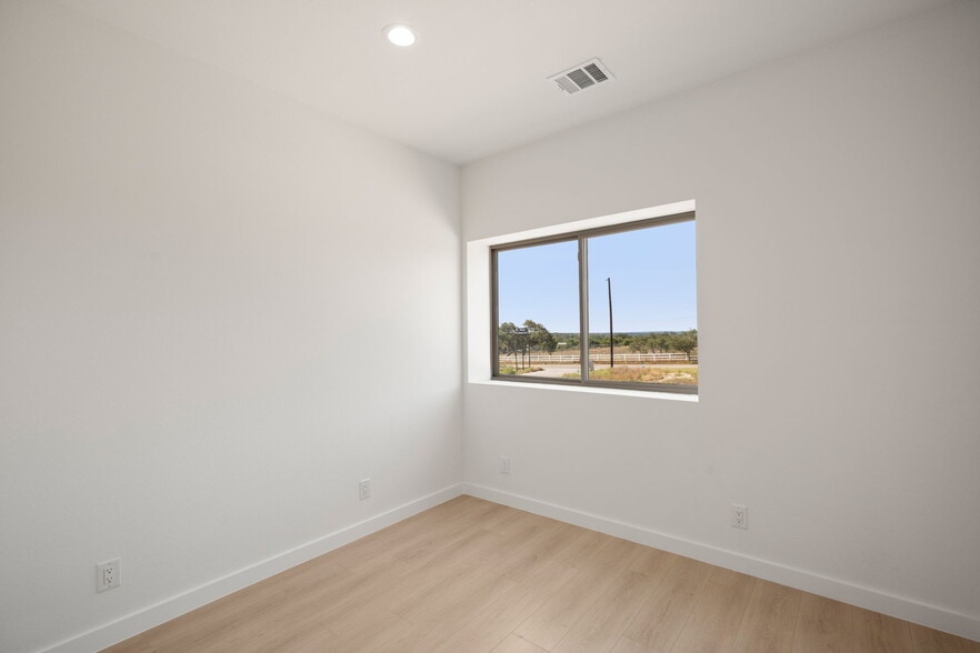 More Photos Of 10020 Darden Hill Rd, Austin Light Distribution For Lease