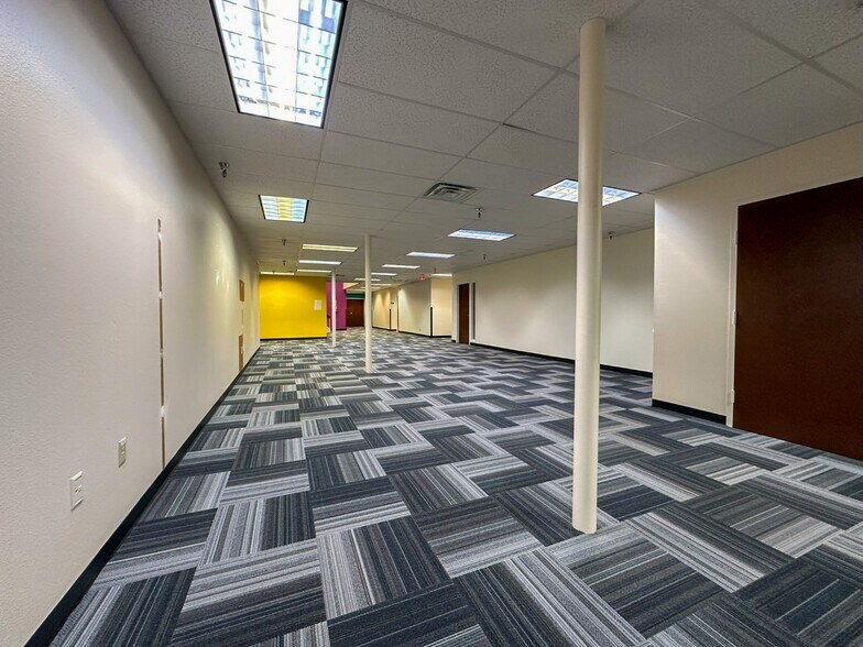 More Photos Of 806 Willowcreek Dr, Jacksonville Warehouse For Lease