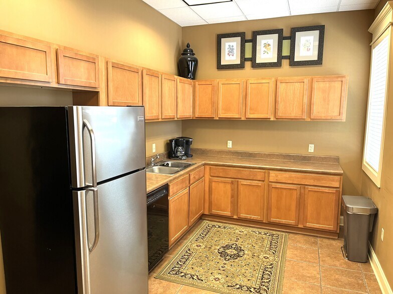 More Photos Of 1155 Halle Park Cir, Collierville Office For Lease