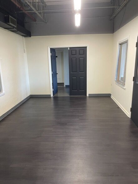 More Photos Of 2409 Sycamore Dr, Knoxville Showroom For Sale