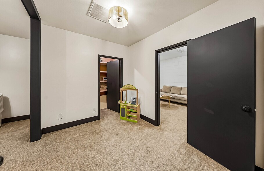 More Photos Of 239 SE G St, Grants Pass General Retail For Sale