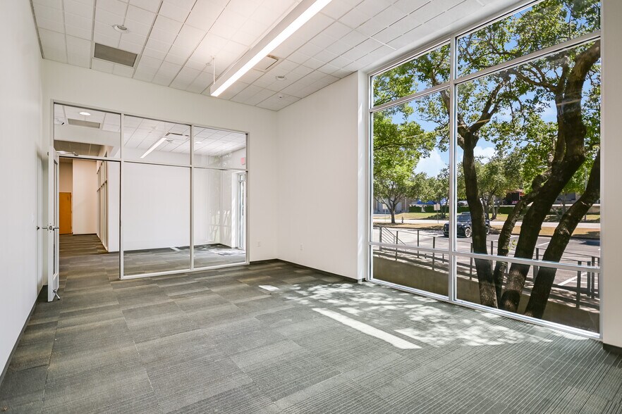 More Photos Of 10420 Metric Blvd, Austin Warehouse For Lease