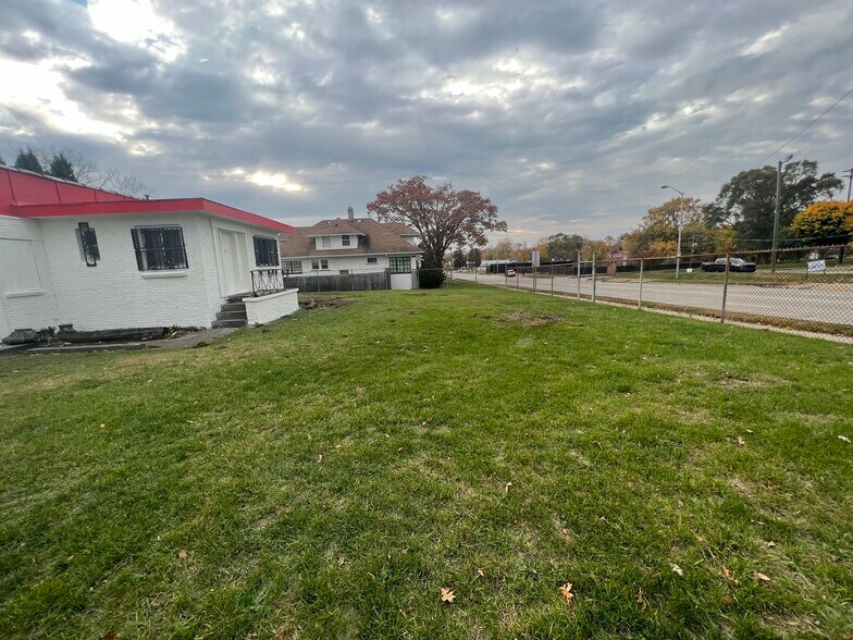 More Photos Of 556 Auburn Ave, Pontiac Light Manufacturing For Lease