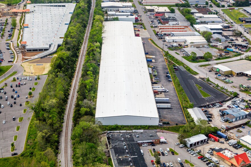 More Photos Of 421 McNally Dr, Nashville Warehouse For Lease