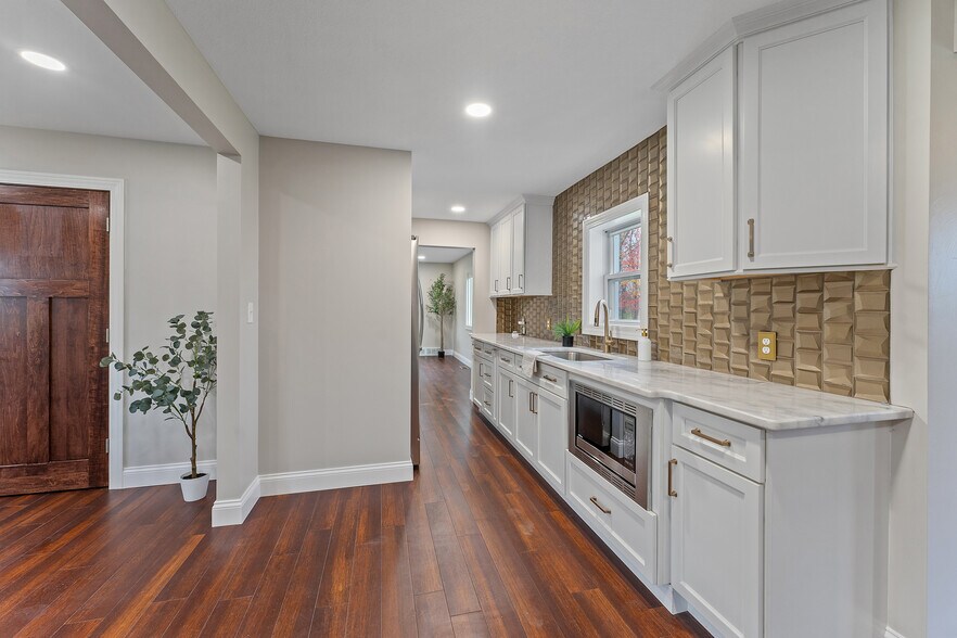 More Photos Of 784 McClurg Rd, Youngstown Office For Sale