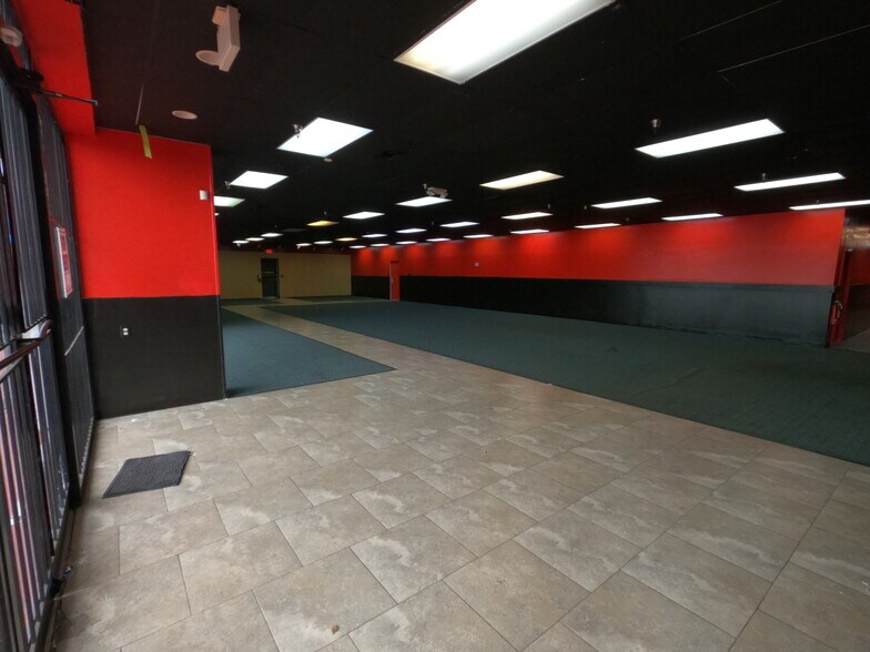More Photos Of 7685 Pines Blvd, Pembroke Pines Showroom For Lease