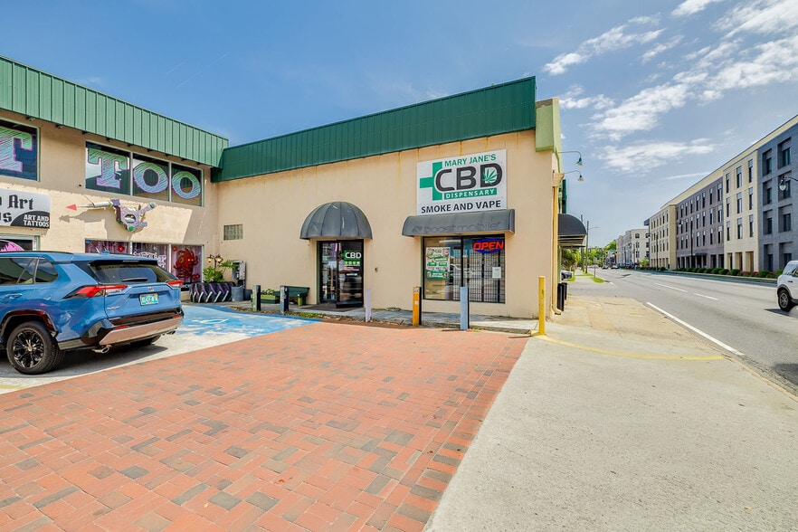 More Photos Of 302 W Victory Dr, Savannah Freestanding For Sale