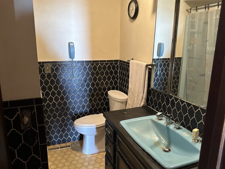 More Photos Of 907 N Hemlock St, Le Roy Warehouse For Sale