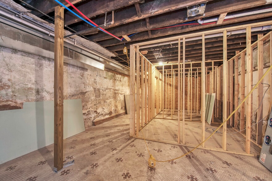 More Photos Of 6 N Saginaw St, Pontiac Storefront Retail Residential For Sale