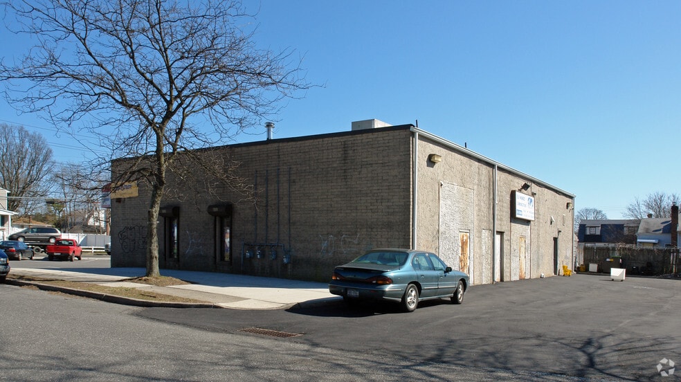 More Photos Of 1784 5th Ave, Bay Shore Freestanding For Lease