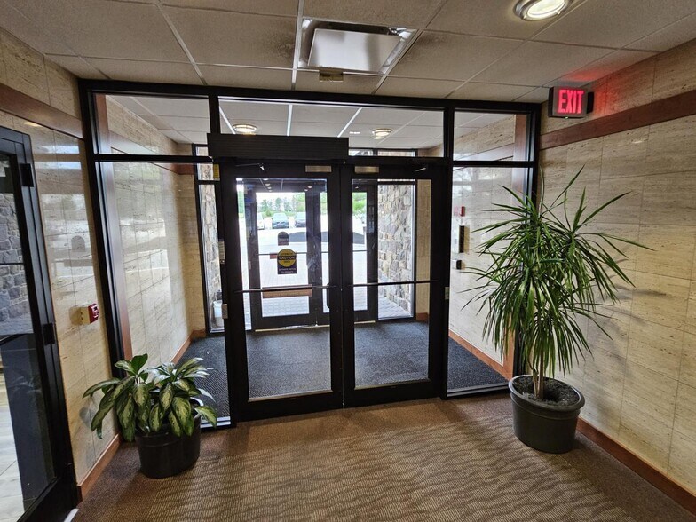 More Photos Of 653 Skippack Pike, Blue Bell Medical For Lease