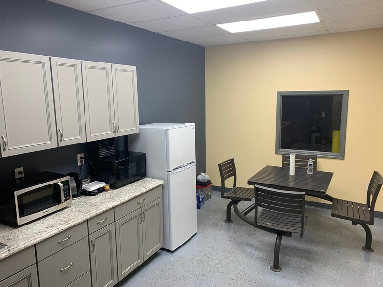 More Photos Of 4255 Roosevelt Hwy, Atlanta Manufacturing For Lease