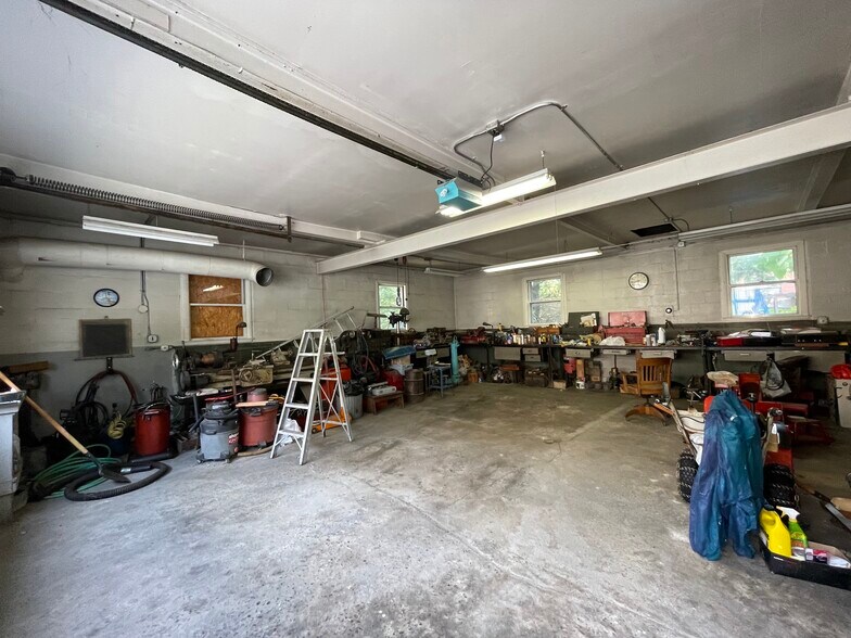 More Photos Of 260 Calvary St, Waltham Light Distribution For Lease