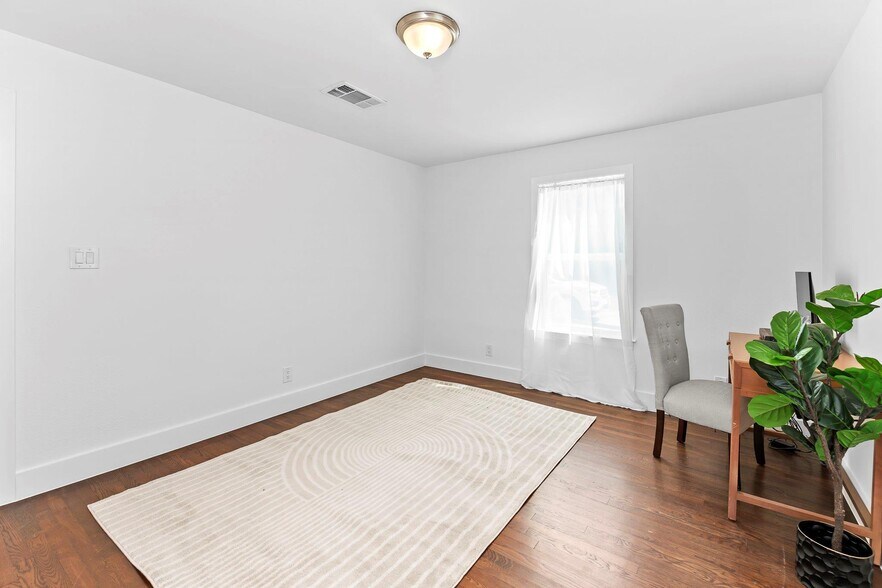 More Photos Of 1512 W Koenig Ln, Austin Office For Sale