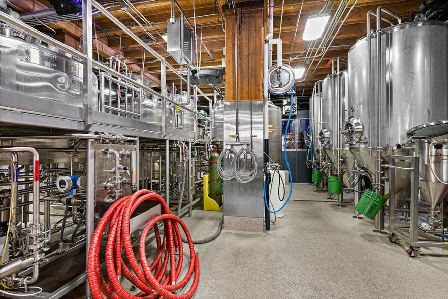 More Photos Of 325 S Lake Ave, Duluth Hotel For Lease