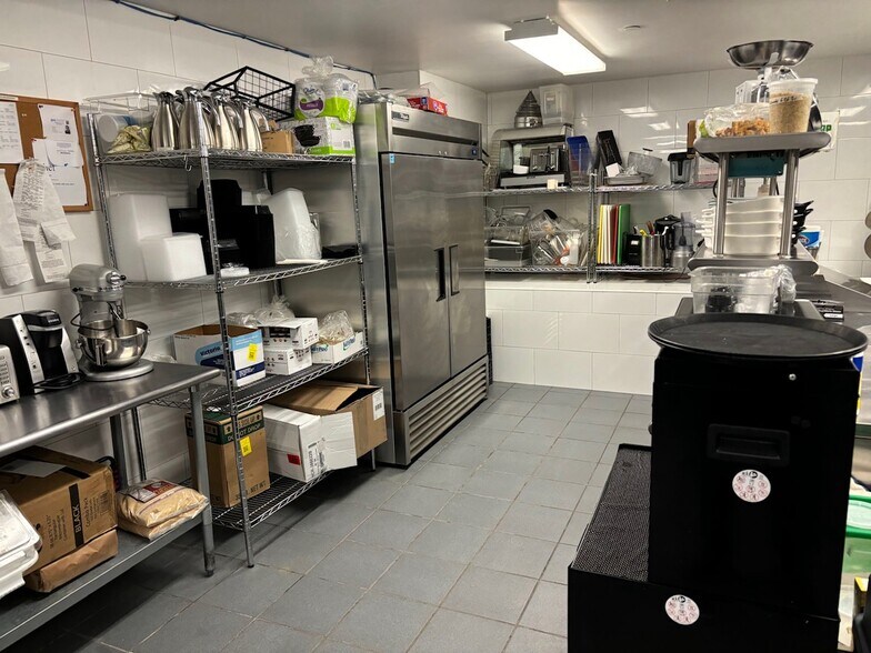 More Photos Of 428 S 5th St, Brooklyn Hotel For Lease