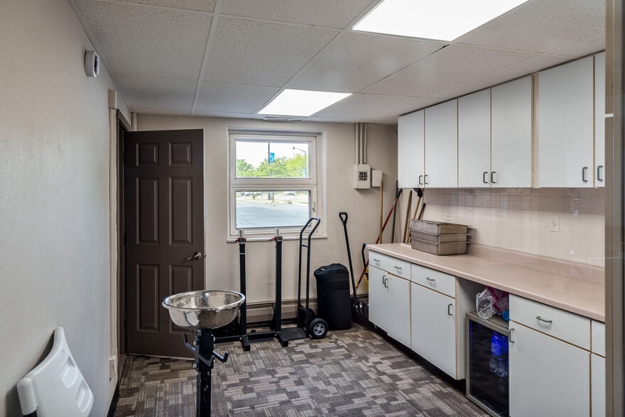 More Photos Of 208-210 Kishwaukee St, Rockford Light Distribution For Sale