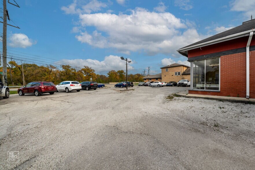 More Photos Of 2010 S River Rd, Des Plaines Auto Dealership For Lease