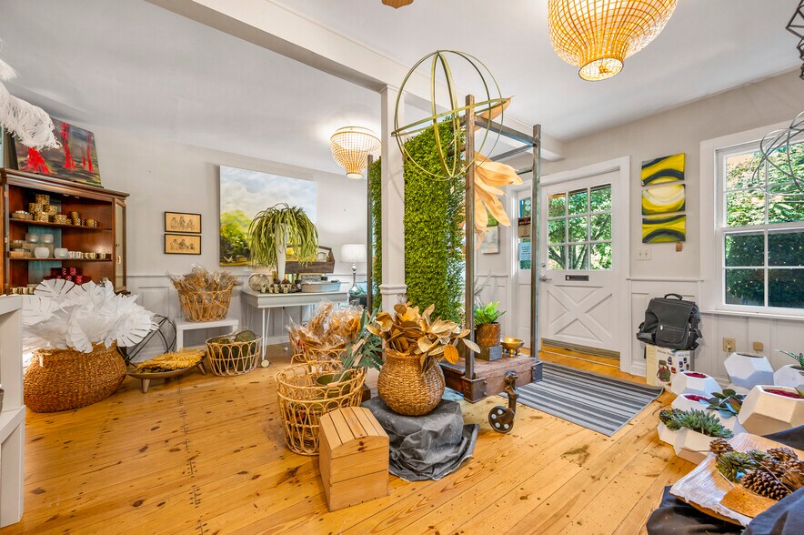 More Photos Of 172 Main st, Saluda Showroom For Sale