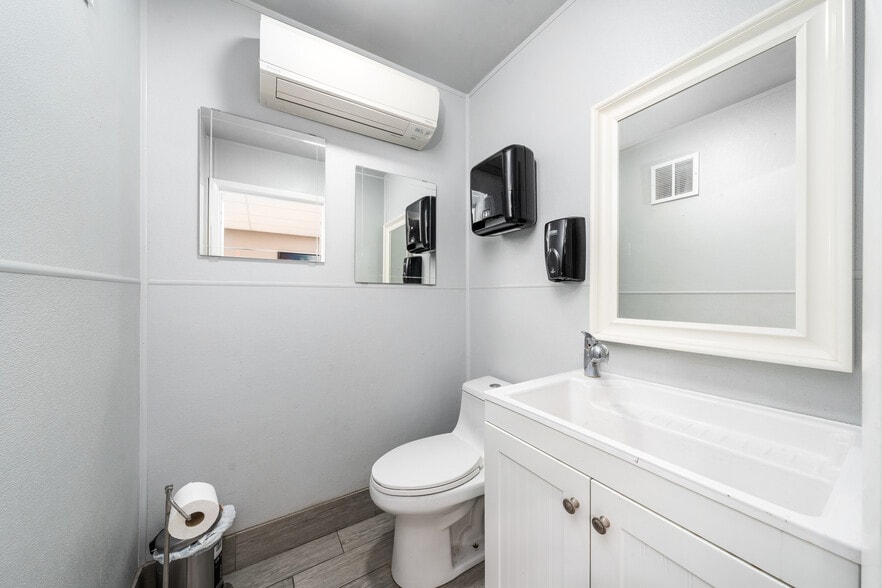 More Photos Of 4954 S Orange Ave, Orlando Flex For Lease