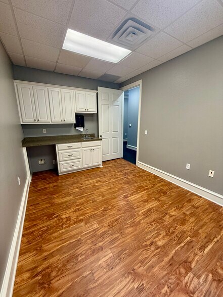 More Photos Of 641 S Broadway Ave, Tyler Unknown For Lease