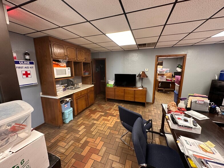 More Photos Of 1301 S 3rd St, Chickasha Distribution For Lease