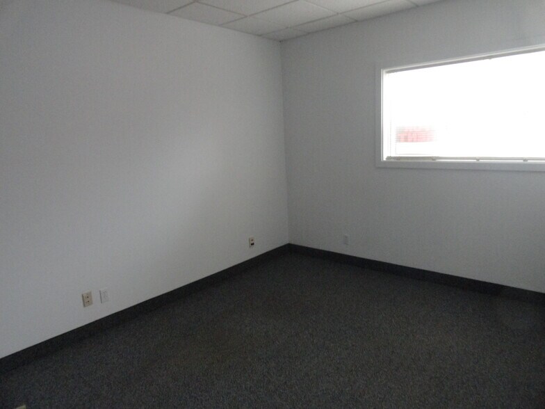 More Photos Of 6015 W Pierson Rd, Flushing Office For Sale