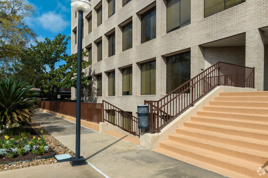 More Photos Of 701 N Post Oak Rd, Houston Office For Sale