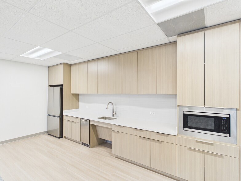 More Photos Of 1250 W Mockingbird Ln, Dallas Office For Lease