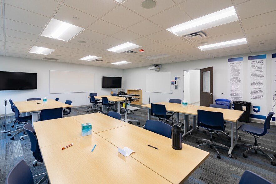 More Photos Of 727 Norristown Rd, Lower Gwynedd Research And Development For Lease